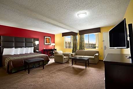 Deluxe King Studio Suite - Non-Smoking