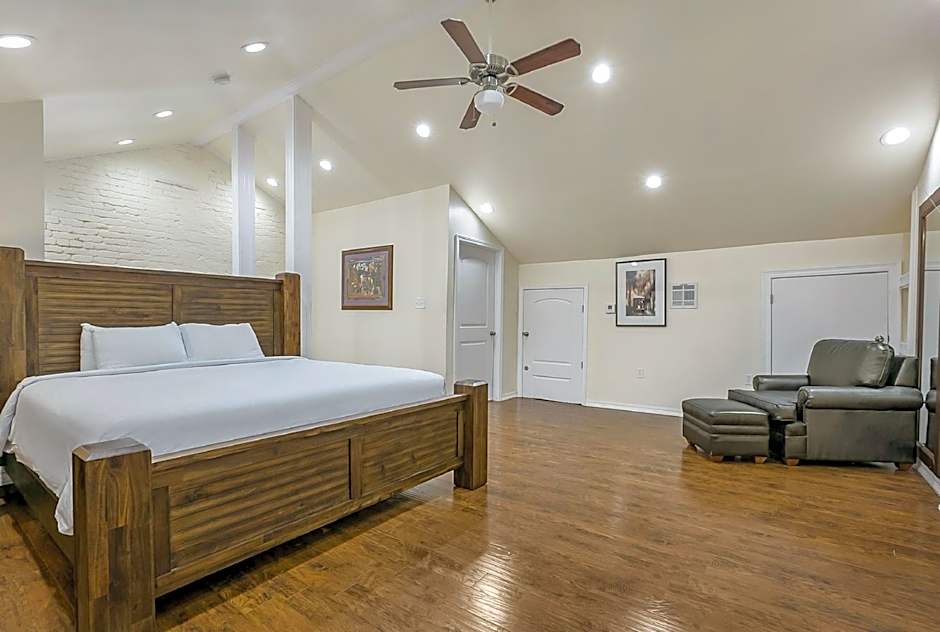 Modern 4BR Penthouse in Downtown by Hosteeva