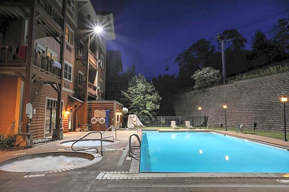 Slopeside Ski-In/Ski-Out ; HotTub ; 2 Room 2 Bath