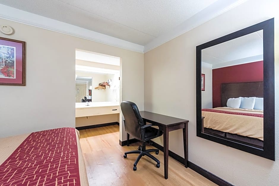 Red Roof Inn & Suites Clinton