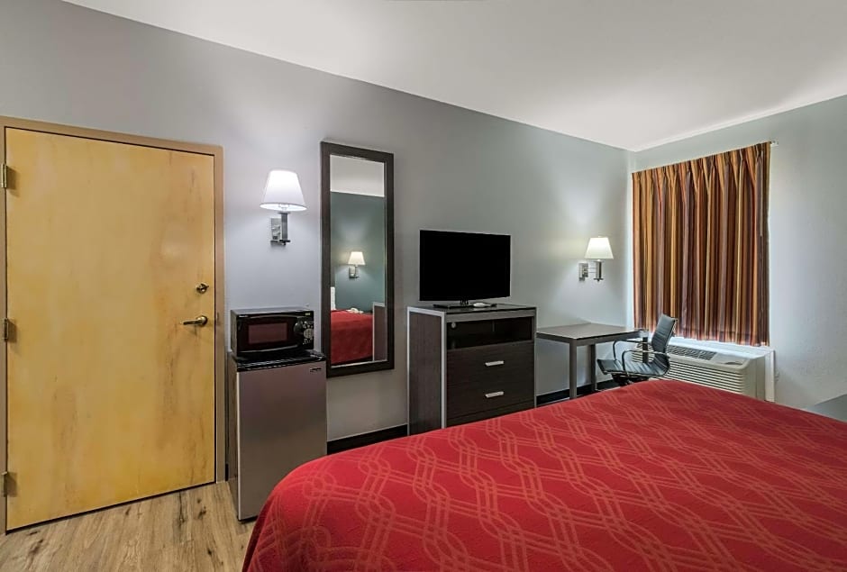 Econo Lodge Inn & Suites