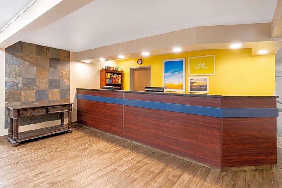 Days Inn & Suites by Wyndham Greeley