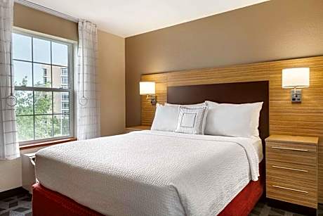One-Bedroom Queen Suite