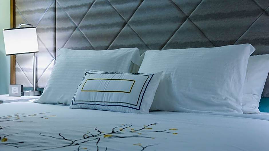 New 2025-Ocean Sands Beach Boutique Inn-Sauna and Salt-Mineral Pool -Free Beach Bikes and Famous Beach-Nightly Popcorn-Bathrobes and Sunscreen in all rooms-Ultra Sparkling-Free Laundry-4 Grand Presidential Black Beds in all rooms-Savings#252-242-SAND