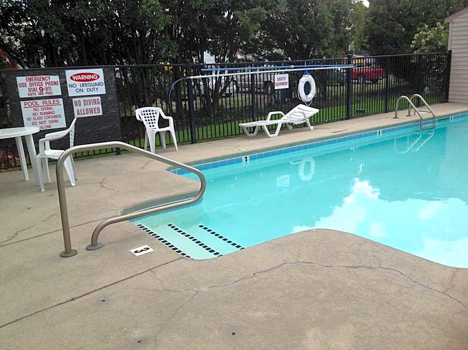 Days Inn by Wyndham Clinton