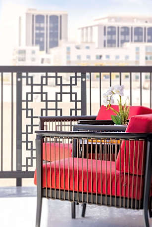 1 Deluxe King W/Balcony-Hearing Accessible