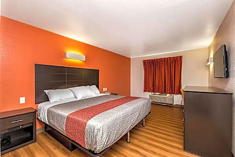 1 King Bed | Mobil Access Tub Nsmk Micfridg