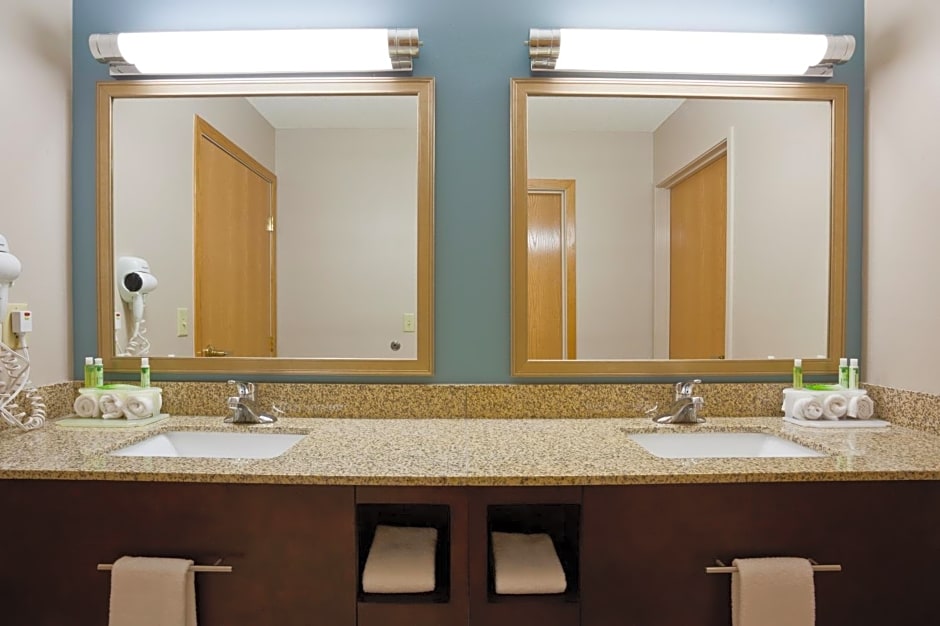 Holiday Inn Express and Suites St. Cloud, an IHG Hotel