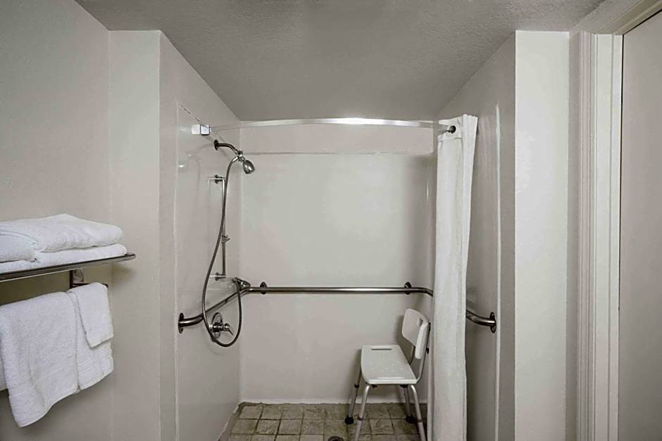 Super 8 by Wyndham Dandridge