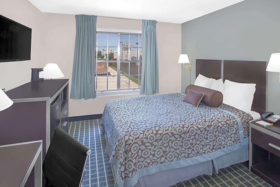 Days Inn by Wyndham Market Center Dallas