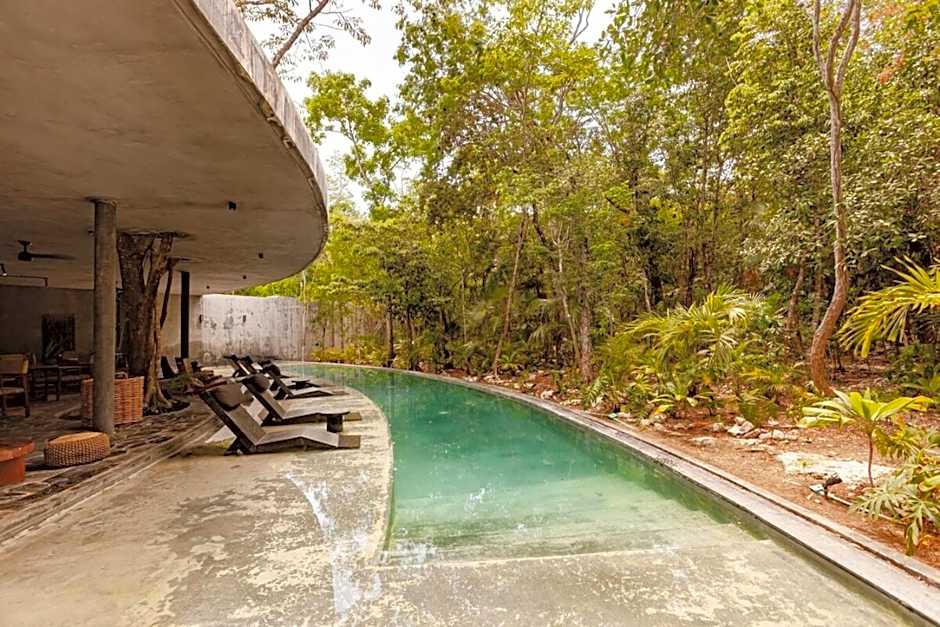 Luxe Jungle Apt 10min To Beach Hot Tub King