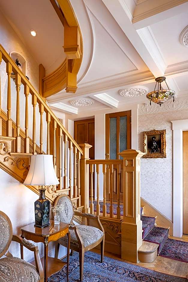 Seven Gables Inn