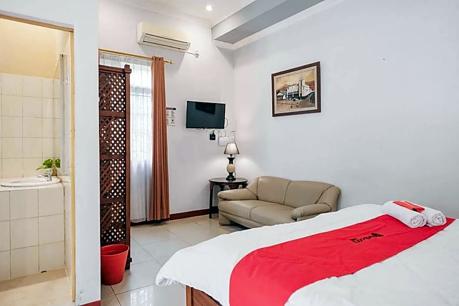 RedDoorz Syariah Plus near Trans Studio Cibubur