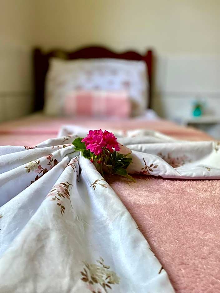 Ambiente ideal para famílias, casa conjulgada com Wi-Fi rápido, cozinha exclusiva e equipada, varanda com churrasqueira - A apenas 1 km da praia e 5 km da charmosa Praia da Vila