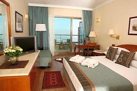 Premium Queen Room with Sofa Bed and Furnished Balcony - Bay View