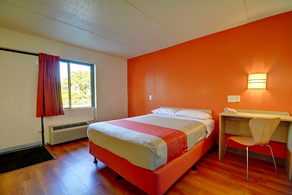 Motel 6-Chicopee, MA - Springfield