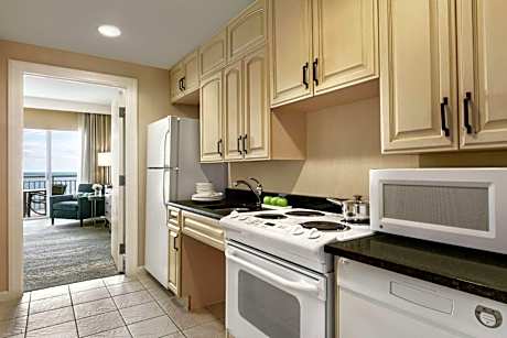 Queen Suite with Tub - Mobility Accessible - Oceanfront