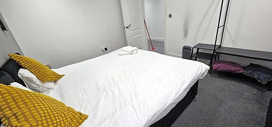 Under New Top Rated Management I Stylish 2BR Apartments I Central Hub I Free Parking I Work Ready Amenities