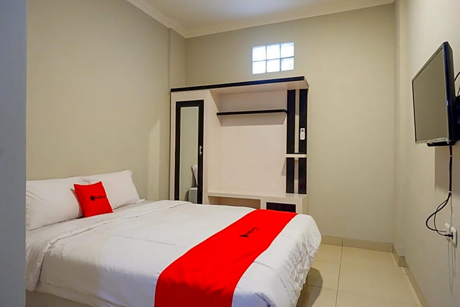 RedDoorz Plus near Jogja City Mall 5