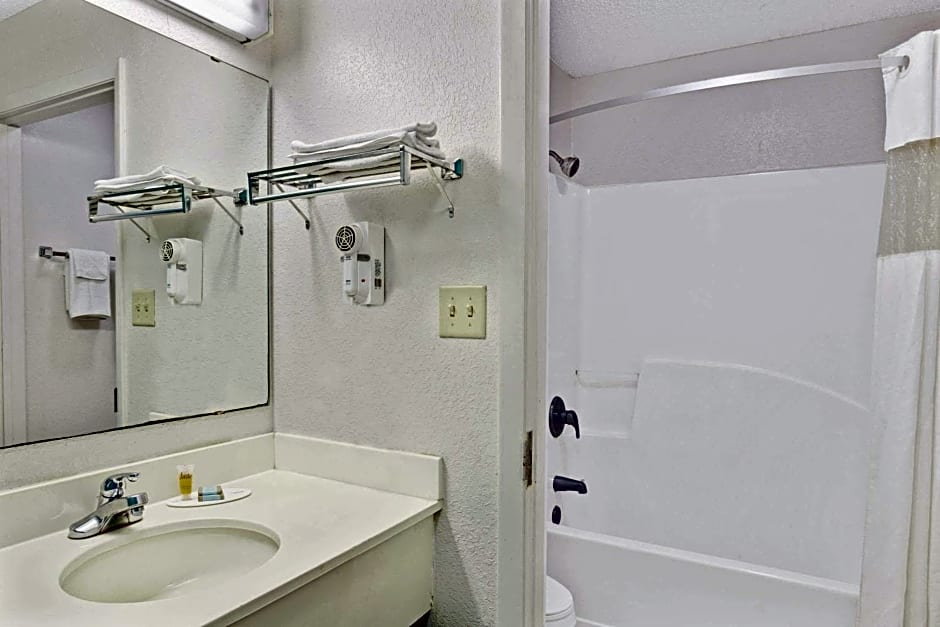 Travelodge Suites by Wyndham MacClenny
