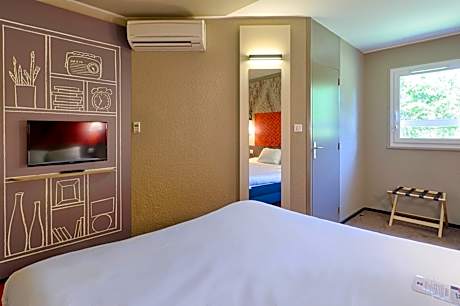 Standard Room with One Double Bed and One Single Bed