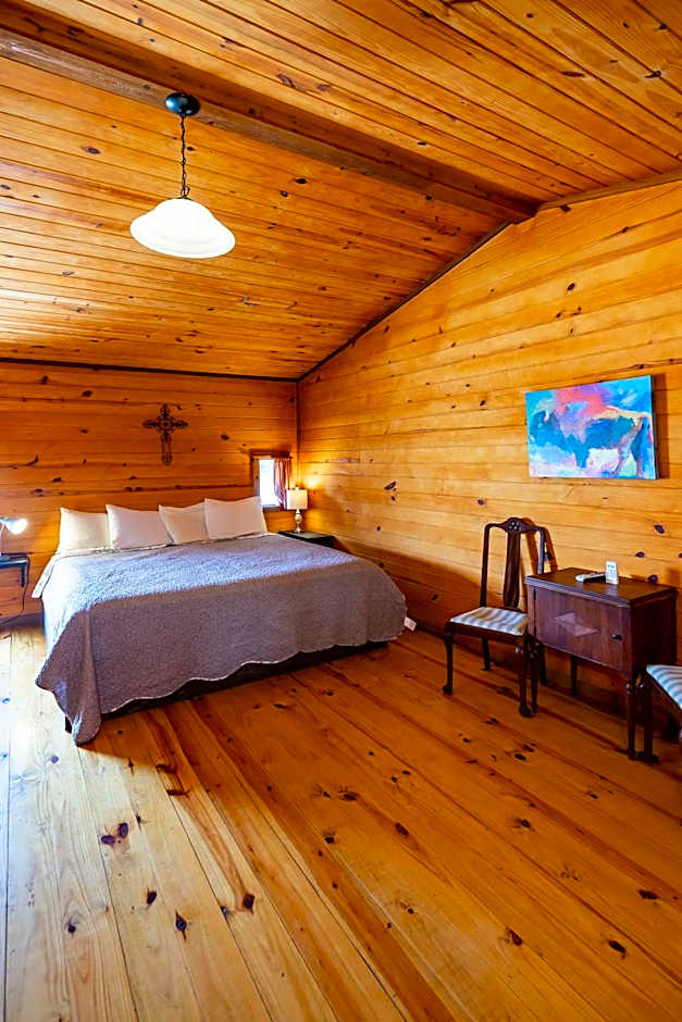 The Historic Leakey Inn