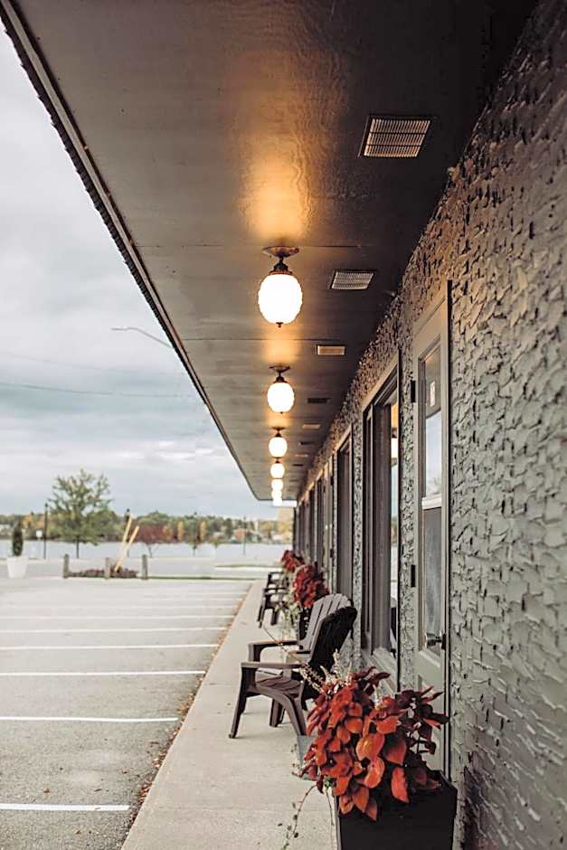 The Bayview Motel - Fort Frances, ON - Lakeside Motel