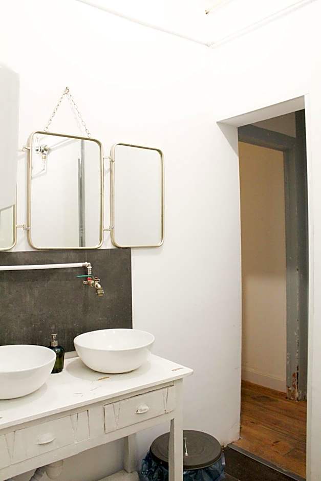 Alface Hall Hostel & Bar