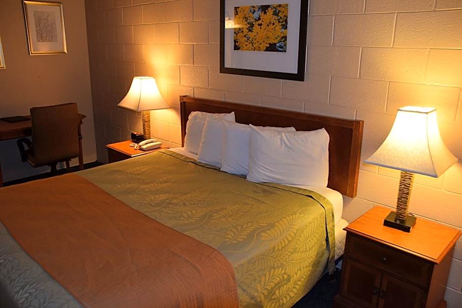Photo 1 of 1 of 1 Queen Bed, Smoking