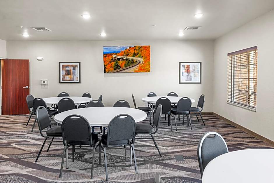 Cobblestone Hotel & Suites Denmark - Green Bay