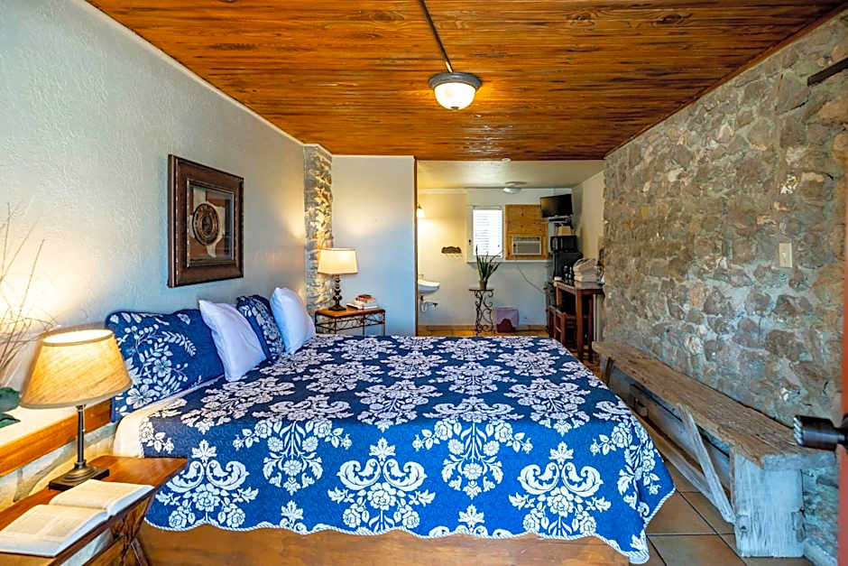The Historic Leakey Inn