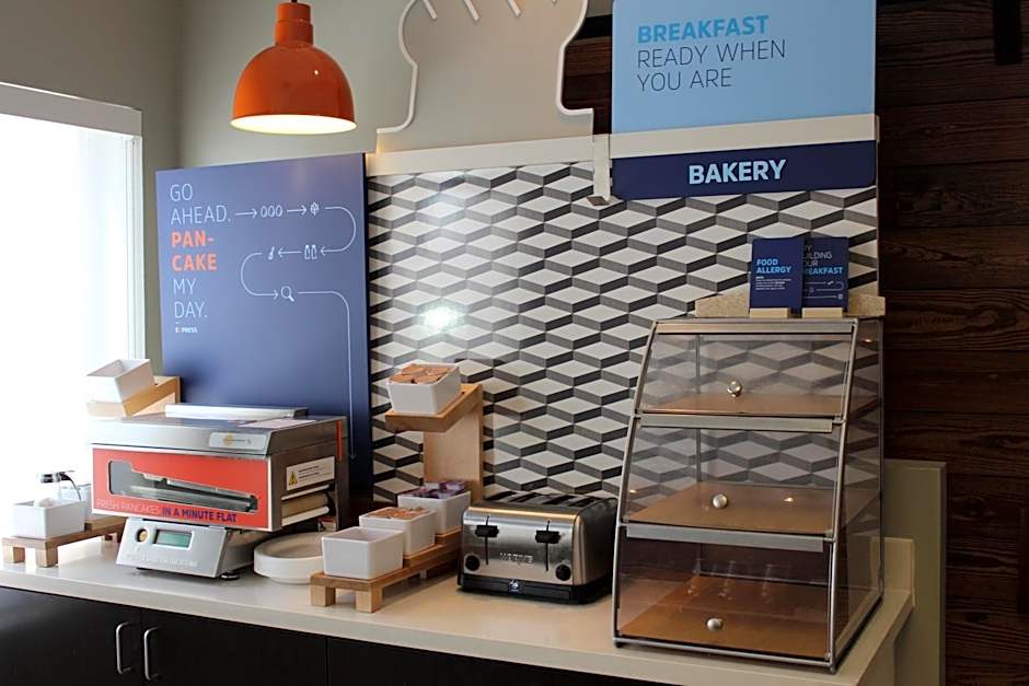 Holiday Inn Express & Suites Bradley Airport By IHG