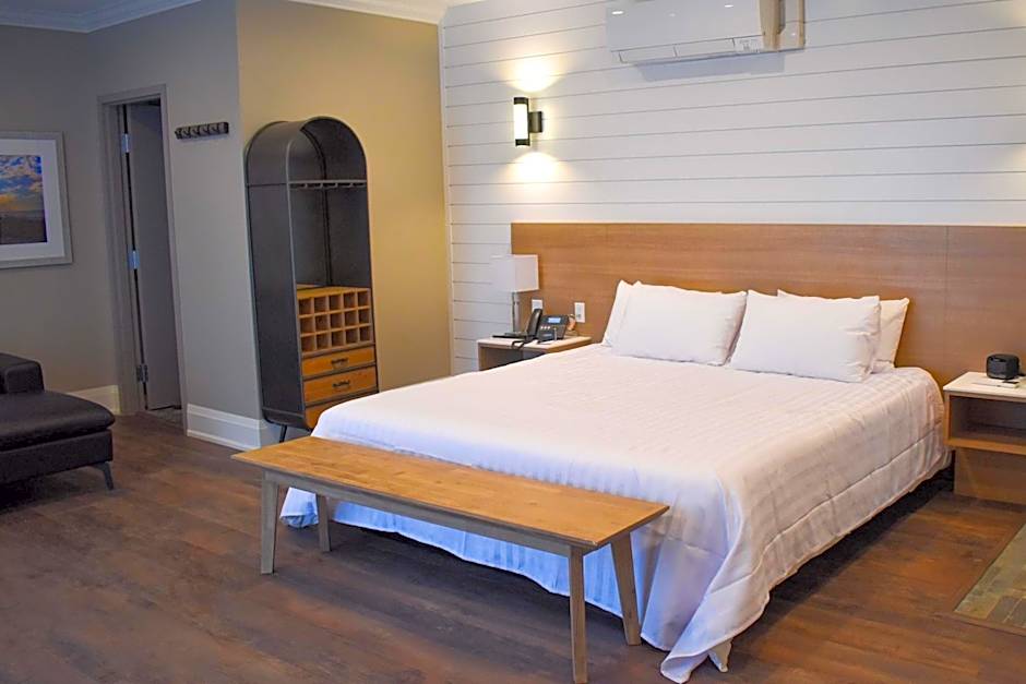 Colonial Hotel & Suites