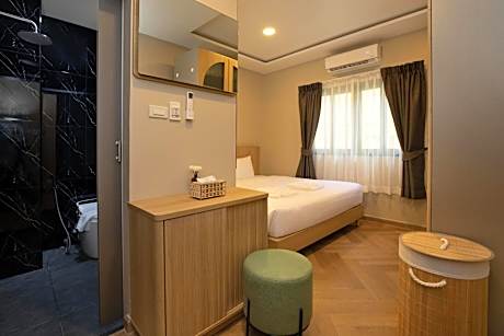 Deluxe Double Room with Side Sea View