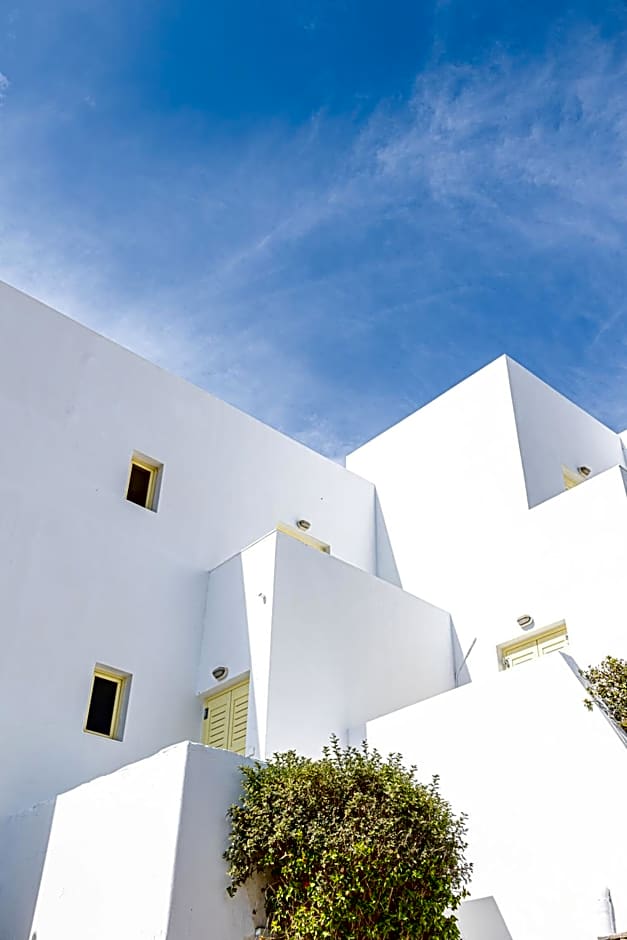 Akrotiri Hotel