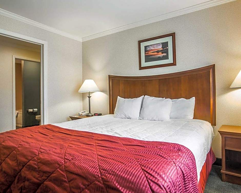 Clarion Inn & Suites At The Outlets Of Lake George