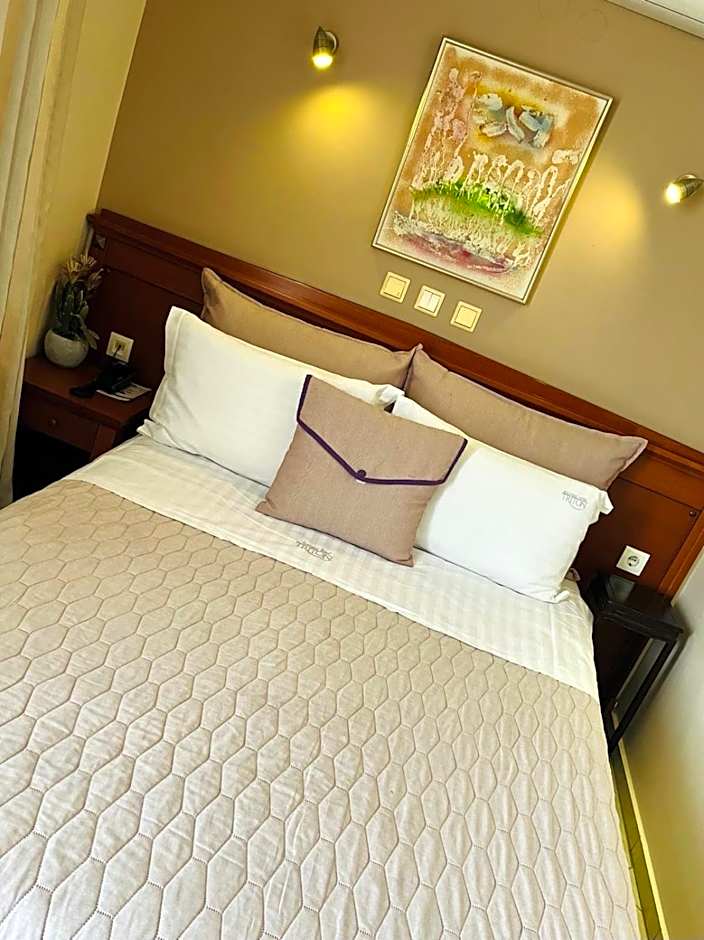 Triton Hotel Piraeus