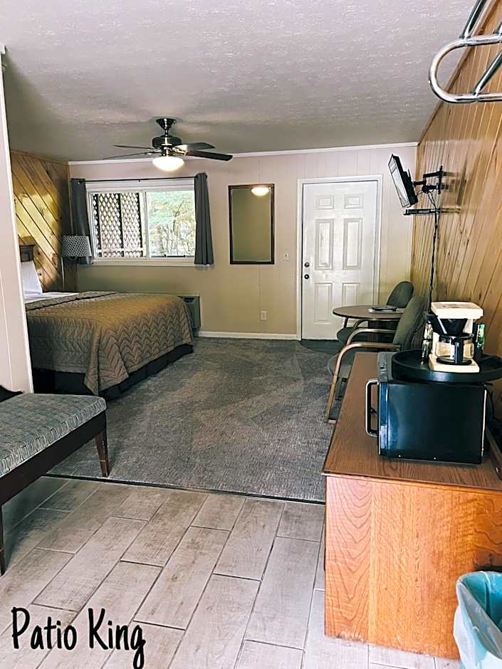 Photo 1 of 5 of 1 King Bed, Balcony