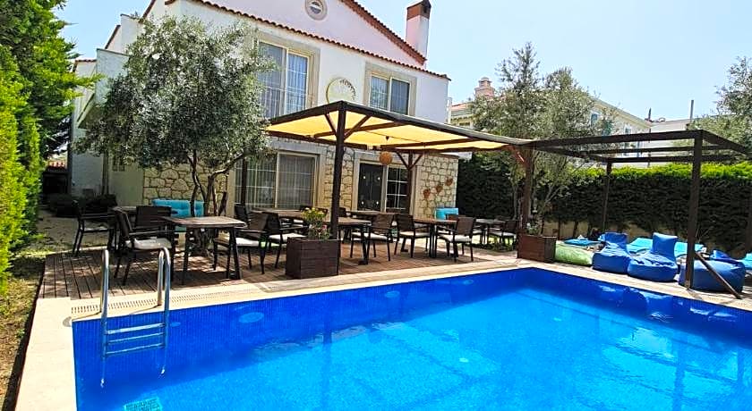 Rebetiko Hotel                                                             