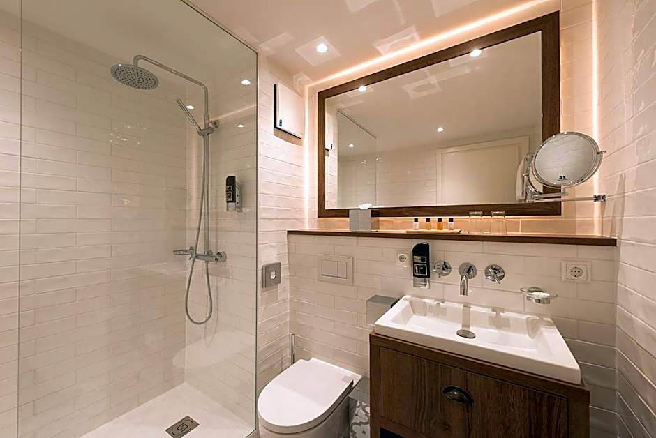LOEV - VELA Hotels