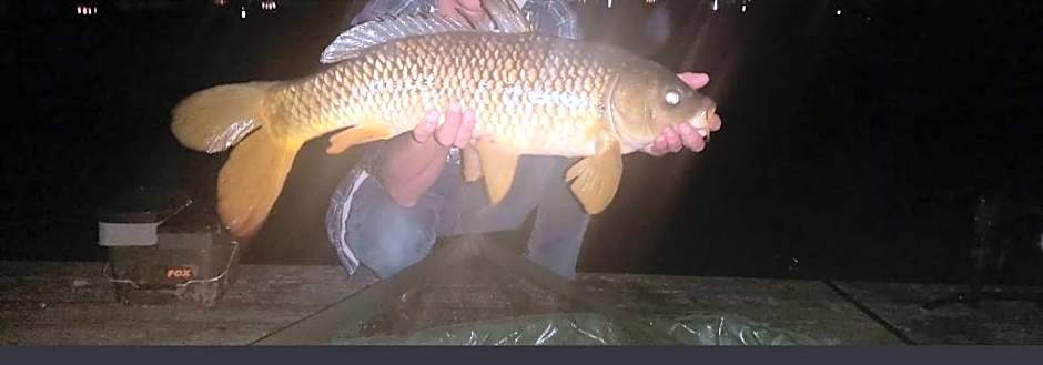 Lakeside Retreat With Hot Tub & Fishing Peg at Tattershall Lakes Country Park