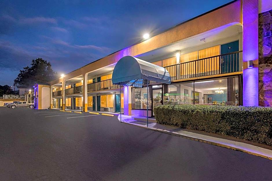 Days Inn by Wyndham Clayton