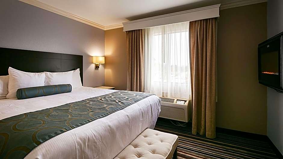 Photo 1 of 3 of 1 King Bed with Sofabed Suite