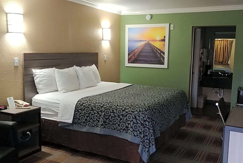 Days Inn by Wyndham Houston East
