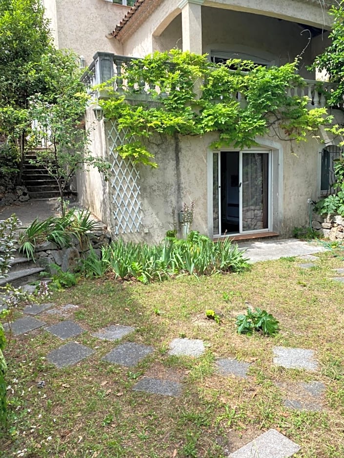 Chambre spacieuse indépendante dans villa plus parking privée