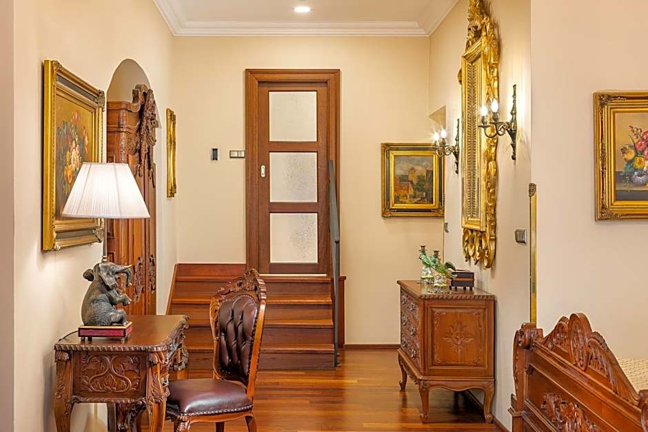 Iron Gate Hotel & Suites