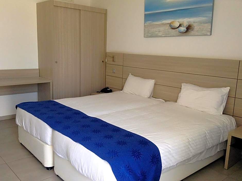 Limanaki Beach Hotel & Suites