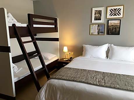 Family Room (2 Adults + 2 Children)