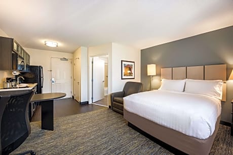 Studio Suite - Queen - Mobility Accessible - Roll-In Shower
