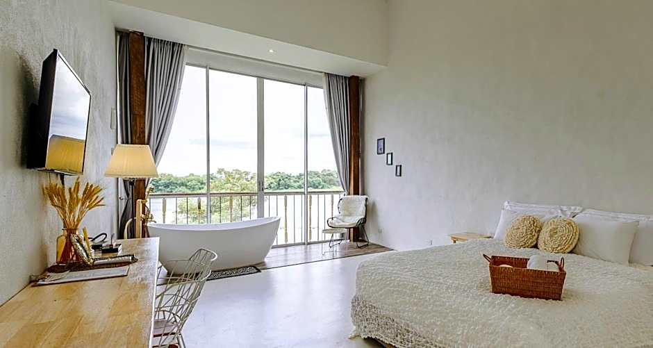 White Wall Riverfront Hotel